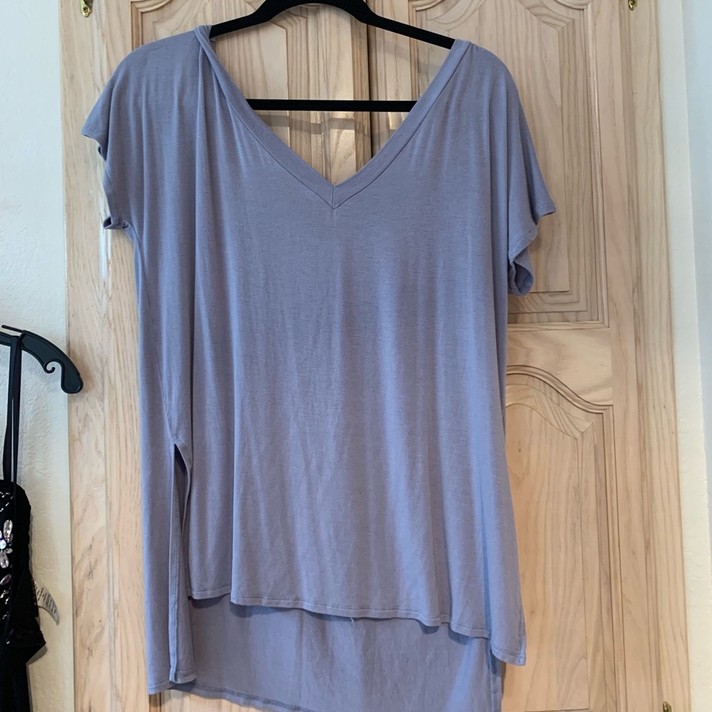 Super cute back grey vneck tshirt.